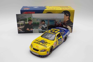 ** With Picture of Driver Autographing Diecast **  Kevin Harvick Multi Autographed 2004 GM Goodwrench / RCR 35th Aniversary 1:24 Nascar Diecast ** With Picture of Driver Autographing Diecast **  Kevin Harvick Multi Autographed 2004 GM Goodwrench / RCR 35th Aniversary 1:24 Nascar Diecast 